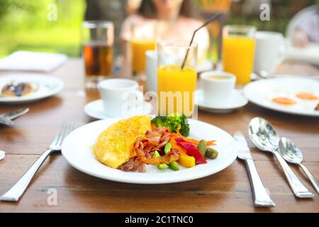 Omelette au poivre, concombre, bakon et salade sur la table Banque D'Images