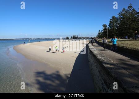 Lady Robinsons Beach à Dolls point, à côté de Botany Bay, Sydney, Australie, lors d'une journée d'hiver ensoleillée en juin 2020. Banque D'Images