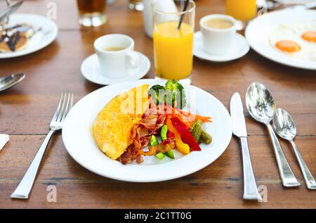 Omelette au poivre, concombre, bakon et salade sur la table Banque D'Images