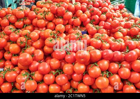 Gros tas de tomates fraîches à la vente à un marché Banque D'Images