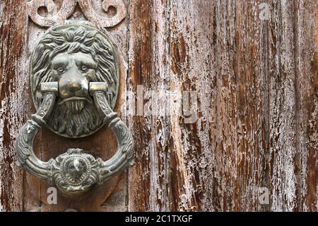 Détail des portes en bois détériorées avec boutons de porte Leon Banque D'Images