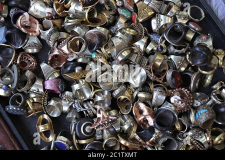 Vieux bijoux au marché de Portobello Road à Notting Hill, Londres. Banque D'Images