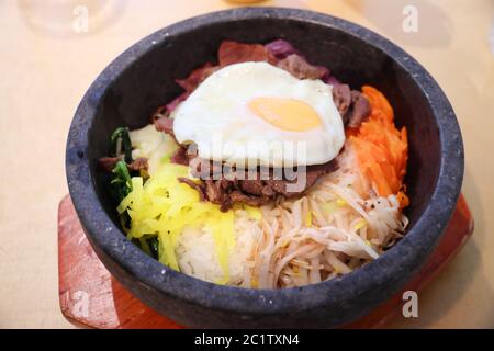 Bibimbap, cuisine coréenne servie dans un bol en pierre. Banque D'Images