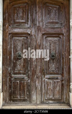 Portes en bois détériorées avec poignées de portes Leon Banque D'Images