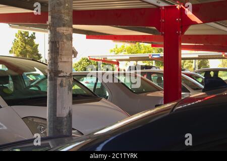 Détail des voitures se trouvant dans un parking couvert mais extérieur près d'un centre commercial Banque D'Images