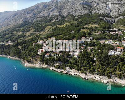 Dalmatie - Croatie drone photo paysage aérien. Mimice Marusici et la ville avec les montagnes de Biokovo. Banque D'Images