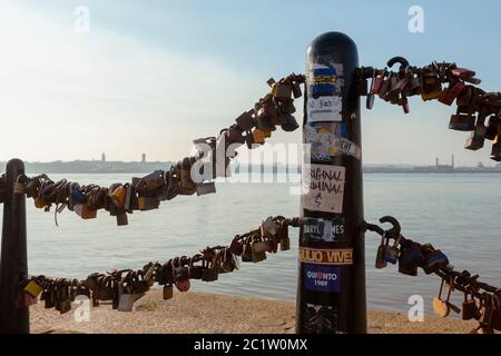 Lovelocks by the Mersey: Royal Albert Dock, Liverpool, Angleterre, Royaume-Uni Banque D'Images