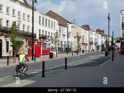 Cycliste sur Hall Gate, Doncaster, Yorkshire du Sud, Angleterre, Royaume-Uni Banque D'Images