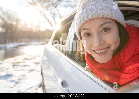 Jeune femme assise dans la voiture Banque D'Images
