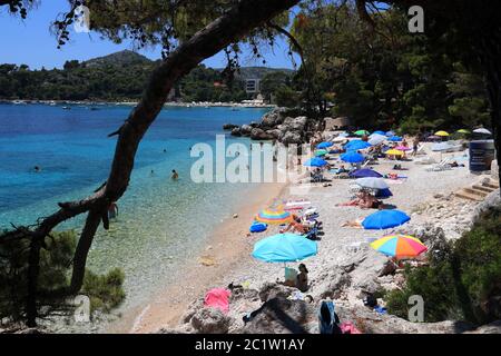 MLINI, CROATIE - 27 JUIN 2019 : les touristes apprécient les vacances d'été à Mlini près de Dubrovnik. La Croatie comptait 18.4 millions de visiteurs touristiques en 2018. Banque D'Images