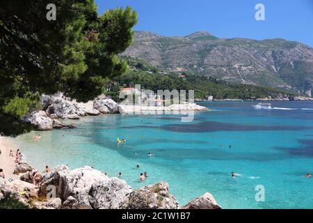 MLINI, CROATIE - 27 JUIN 2019 : les touristes apprécient les vacances d'été à Mlini près de Dubrovnik. La Croatie comptait 18.4 millions de visiteurs touristiques en 2018. Banque D'Images