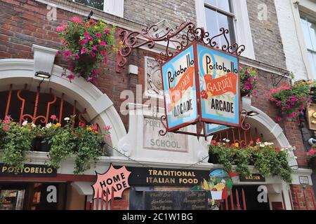 LONDRES, Royaume-Uni - 13 JUILLET 2019 : restaurant à Portobello Road dans le quartier de Notting Hill à Londres. Portobello Road est célèbre pour son marché du dimanche et alt Banque D'Images