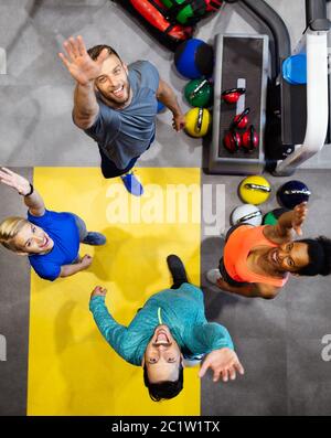 Groupe de jeunes amis qui font des exercices en salle de gym Banque D'Images