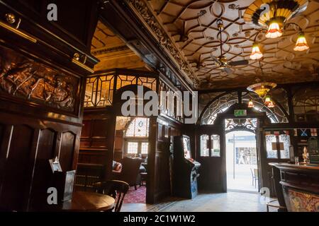 L'intérieur opulent des salles à manger Philharmonic (le Phil), une maison publique victorienne classée de catégorie I, Liverpool, Merseyside, Angleterre, Royaume-Uni Banque D'Images