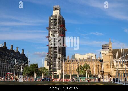 LONDRES, Royaume-Uni - 12 JUILLET 2019 : la vie urbaine sous un échafaudage couvrait Big Ben et Elizabeth Tower à Londres. Il fait partie d'un projet de rénovation massive pour Banque D'Images
