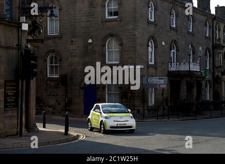 Voiture à la ruction de route à Otley, West Yorkshire, Angleterre Royaume-Uni Banque D'Images