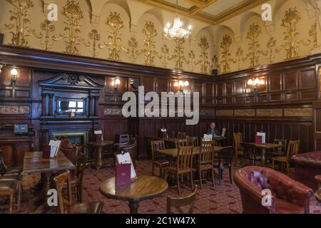 Intérieur opulent des salles à manger Philharmonic (le Phil), une maison publique victorienne classée de catégorie I, Liverpool, Angleterre, Royaume-Uni Banque D'Images