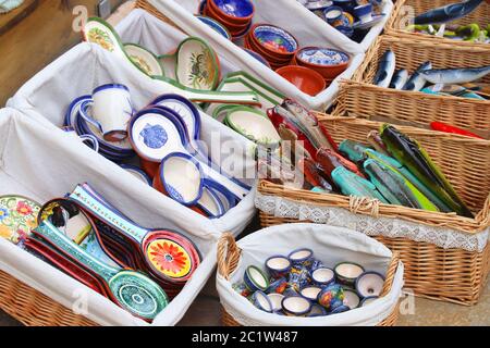 Poterie portugaise traditionnelle - souvenirs typiques à Albufeira, Portugal. Banque D'Images