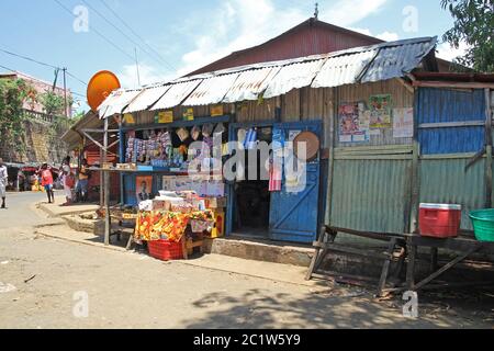 Faites une petite boutique au coin de la rue, Andoany ou Hell-ville, Nosy Be, Madagascar. Banque D'Images