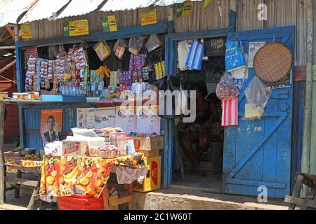 Faites une petite boutique au coin de la rue, Andoany ou Hell-ville, Nosy Be, Madagascar. Banque D'Images