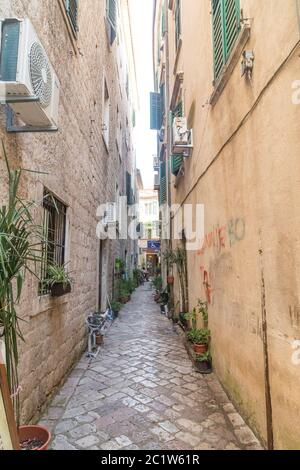 KOTOR, MONTÉNÉGRO - 12 AOÛT 2016 : rues étroites de la vieille ville de Kotor pendant la journée, montrant l'extérieur des bâtiments. Banque D'Images