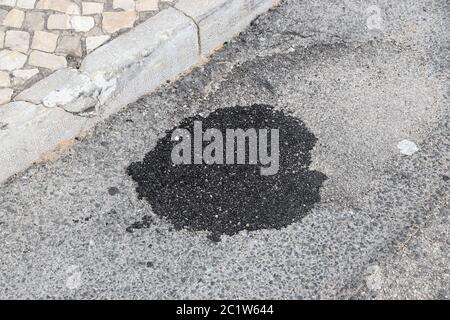 Pothole patchée dans la rue locale d'Albufeira, Portugal. Concept d'entretien des routes. Banque D'Images