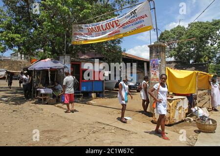 Mini-marché à Andoany Harbour ou Hell-ville Harbour, Nosy Be, Madagascar. Banque D'Images