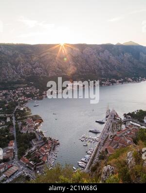 KOTOR, MONTÉNÉGRO - 12 AOÛT 2016 : vue sur le Skyline Kotor au Monténégro au coucher du soleil. Affichage des bâtiments, des montagnes et des bateaux Banque D'Images