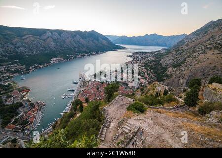 KOTOR, MONTÉNÉGRO - 12 AOÛT 2016 : vue sur le Skyline Kotor au Monténégro au coucher du soleil. Montrant des bâtiments, des montagnes et des personnes Banque D'Images