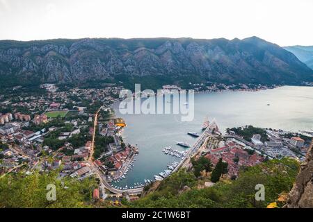 KOTOR, MONTÉNÉGRO - 12 AOÛT 2016 : vue sur le Skyline Kotor au Monténégro au coucher du soleil. Affichage des bâtiments, des montagnes et des bateaux Banque D'Images