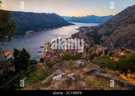 KOTOR, MONTÉNÉGRO - 12 AOÛT 2016 : vue nocturne sur la ligne d'horizon de Kotor au Monténégro. Montrant la lueur des bâtiments et des bateaux sur l'eau. Banque D'Images