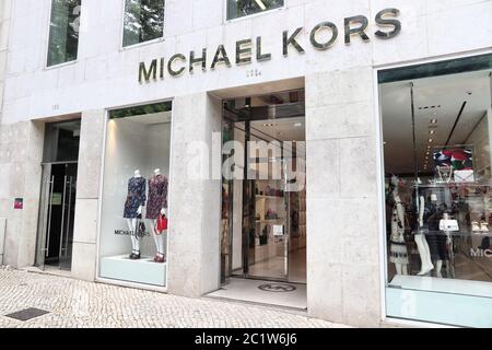 LISBONNE, PORTUGAL - 6 JUIN 2018 : les clients visitent la boutique de mode Michael Kors sur l'Avenida da Liberdade à Lisbonne. Ce célèbre boulevard est réputé pour son luxe Banque D'Images