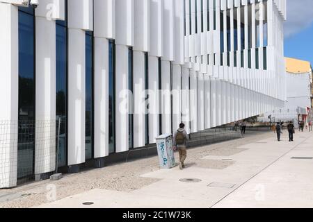 LISBONNE, PORTUGAL - 6 JUIN 2018 : les gens marchent à côté de l'EDP Energias de Portugal, bâtiment de bureaux à Lisbonne. EDP est un courant électrique portugais majeur Banque D'Images