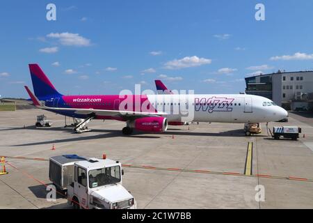 KATOWICE, POLOGNE - 22 AOÛT 2018 : avion à bas prix Wizz Air Airbus A321 à l'aéroport de Katowice, en Pologne. Katowice est le 4ème aéroport le plus fréquenté Banque D'Images