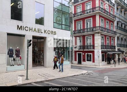 LISBONNE, PORTUGAL - 6 JUIN 2018 : les clients visitent la boutique de mode Michael Kors sur l'Avenida da Liberdade à Lisbonne. Ce célèbre boulevard est réputé pour son luxe Banque D'Images