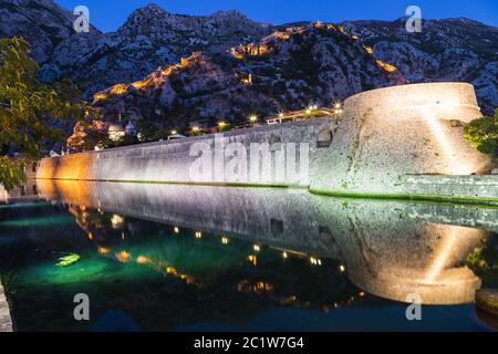 Une vue sur la Forteresse de Kotor et les murs à partir du niveau du sol pendant la nuit. Les lumières peuvent être vus. Banque D'Images