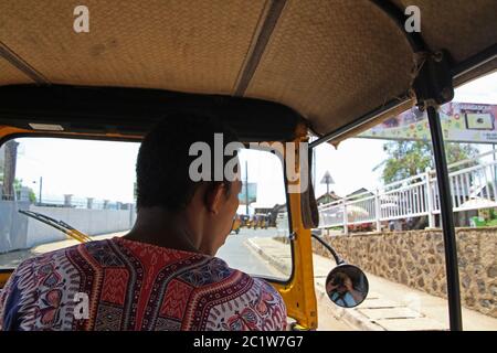 Vue depuis l'intérieur du taxi tuk-tuk, Andoany ou port Hell-ville, Nosy Be, Madagascar. Banque D'Images