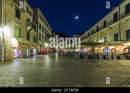 KOTOR, MONTÉNÉGRO - 13 AOÛT 2016 : vues le long des rues de la vieille ville de Kotor la nuit. L'extérieur des bâtiments, des restaurants et des gens peut être vu. Banque D'Images