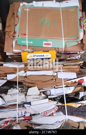 STOCKHOLM, SUÈDE - 24 AOÛT 2018 : piles de carton pressé pour recyclage à Stockholm, Suède Banque D'Images