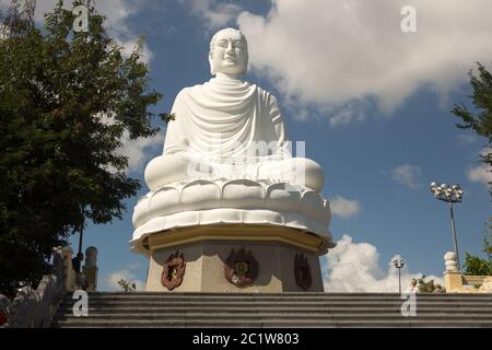 Statue de Bouddha blanc à la Pagode long son à Nha Trang, Banque D'Images