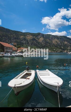 KOTOR, MONTÉNÉGRO - 12 AOÛT 2016 : bateaux amarrés le long du front de mer de Kotor pendant la journée en été Banque D'Images