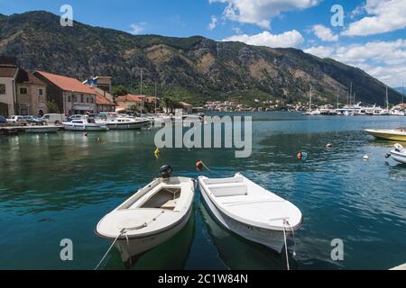 KOTOR, MONTÉNÉGRO - 12 AOÛT 2016 : bateaux amarrés le long du front de mer de Kotor pendant la journée en été Banque D'Images