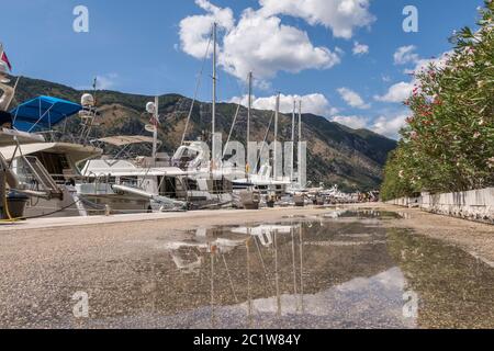 KOTOR, MONTÉNÉGRO - 12 AOÛT 2016 : vue sur les yachts le long du front de mer de Kotor pendant la journée en été Banque D'Images