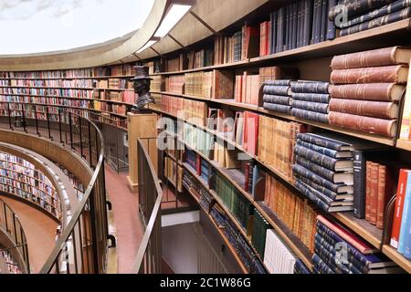 STOCKHOLM, SUÈDE - 22 AOÛT 2018 : livres dans le bâtiment arrondi de la Bibliothèque publique de Stockholm (Stadsbiblioteket). La bibliothèque a été ouverte en 1928. Banque D'Images