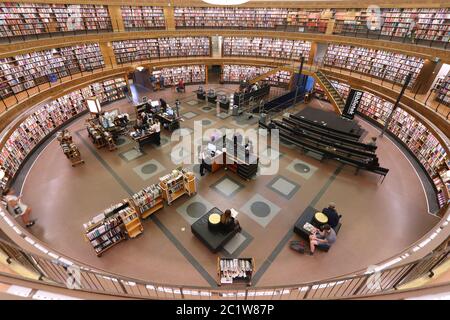 STOCKHOLM, Suède - le 22 août 2018 : personnes visitent le bâtiment arrondi de bibliothèque publique de Stockholm (Stadsbiblioteket). La bibliothèque a été ouverte en 1928. Banque D'Images