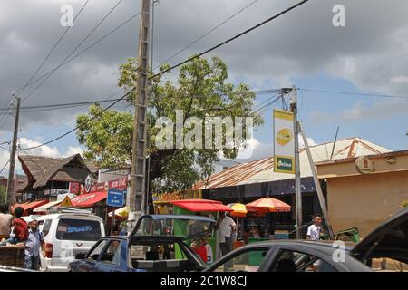 Scène de rue, Andoany/Hell-ville, Nosy Be, Madagascar. Banque D'Images