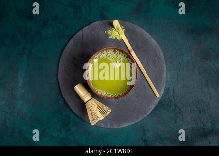 Tasse en bois avec thé vert matcha, fouet en bambou et cuillère sur une table de service ronde au vert vert vert vert vert vert vert vert vert vert vert vert vert vert vert vert vert vert vert vert vert vert vert vert vert vert vert Thé Matcha - sain et détox superf Banque D'Images