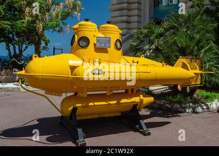 Touristes visitant le musée de l'Institut océanographique de la Principauté de Monaco, avec un sous-marin jaune. Banque D'Images