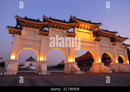 Point de repère de Taïwan - Liberty Square Arch à Taipei. Vue en soirée. Banque D'Images