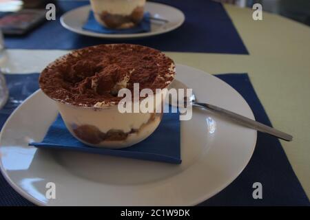 Un pot avec tiramisu maison comme dessert pour terminer avec un doux repas pour deux dans un restaurant Banque D'Images